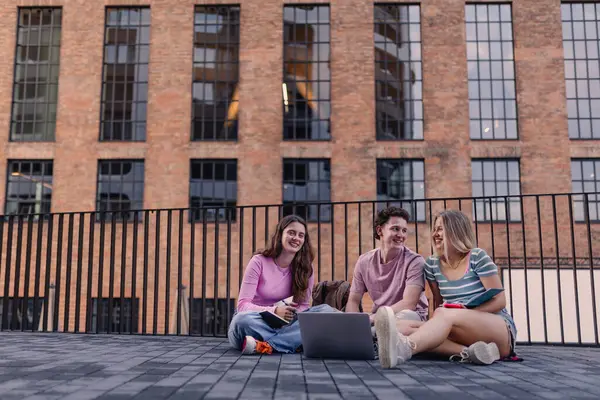 Unga Stilfulla Generation Studenter Sitter Framför Skolbyggnaden Unga Kvinnliga Zoomers — Stockfoto
