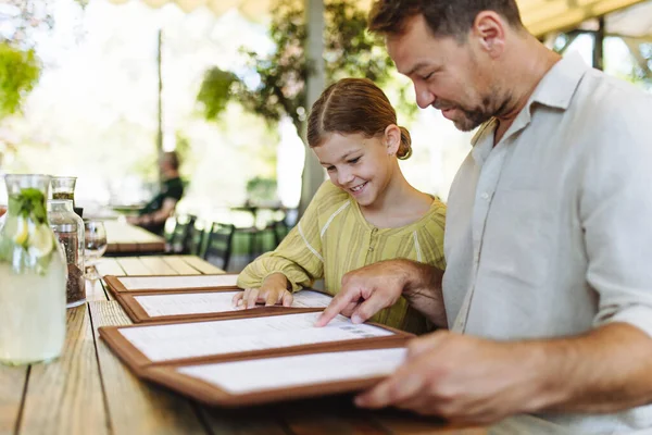 Father Daughter Reading Menus Restaurant Choosing Food Drinks Family Dinner — Stock Photo, Image