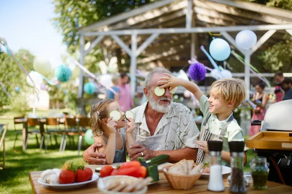 Büyükbaba Torunlar Bahçe Barbeküsünde Eğleniyorlar Yaz Bahçe Partisinde Aile Toplantısı — Stok fotoğraf