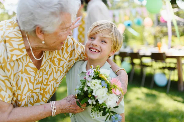Trädgårdsfödelsedagskalas För Äldre Dam Vacker Senior Födelsedagskvinna Som Får Blommor — Stockfoto