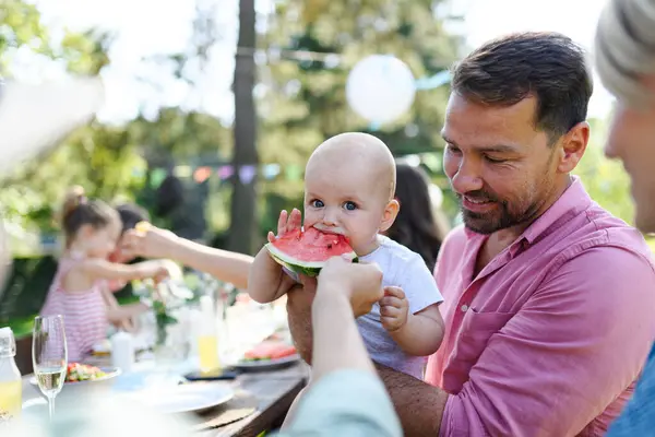 Yaz Bahçe Partisinde Karpuz Yiyen Tatlı Bir Bebek Baba Bebeği — Stok fotoğraf
