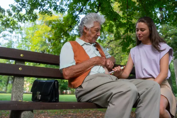 Pielęgniarka Wstrzykuje Insulinę Starszemu Pacjentowi Cukrzycą Brzuch Zbliżenie Seniora Cukrzycą — Zdjęcie stockowe