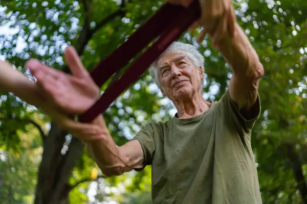 Oudere Man Die Traint Het Park Met Behulp Van Een — Stockfoto