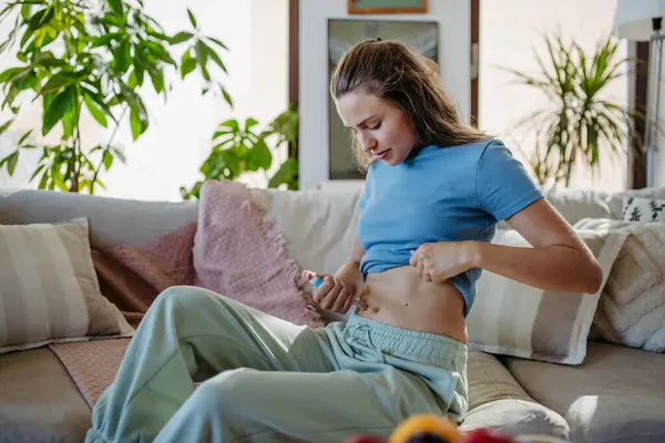 Young Diabetic Woman Injecting Insulin Her Abdomen Belly — Stock Photo, Image