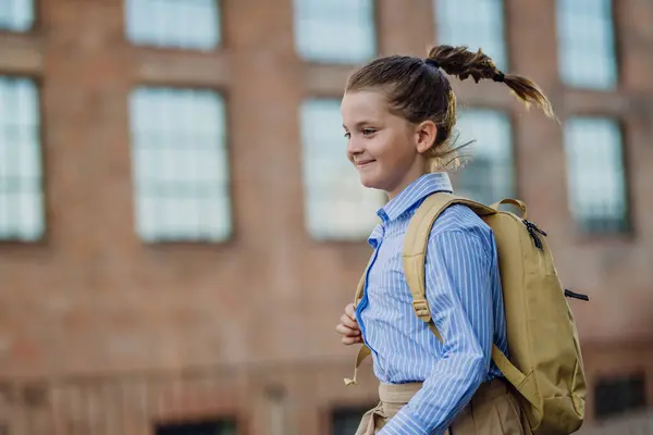 Seitenansicht Eines Mädchens Mit Einem Rucksack Das Morgens Zur Schule — Stockfoto