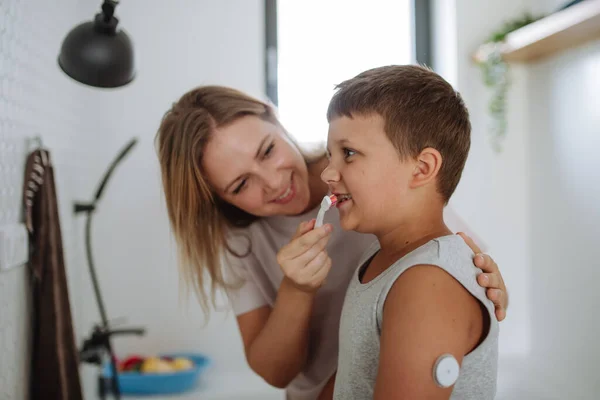 Mutter Hilft Zuckerkranken Jungen Morgens Beim Zähneputzen Während Sie Arm — Stockfoto