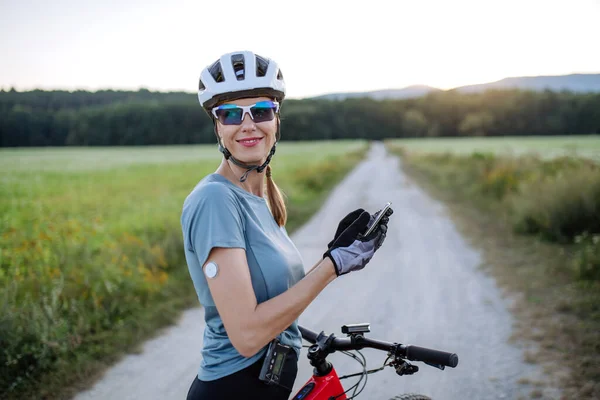 Diabetic Cyclist Continuous Glucose Monitor Checking Smartphone Smartphone Her Blood — Stock Photo, Image
