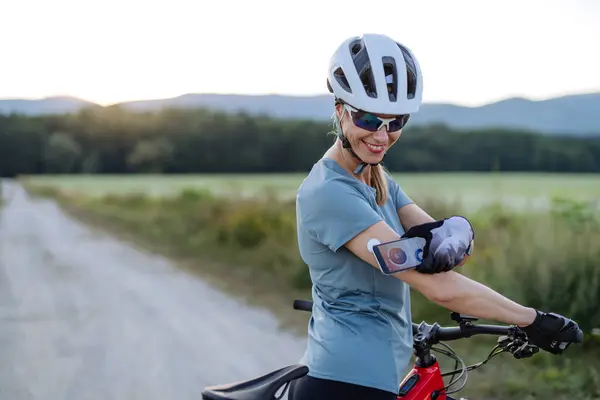Zuckerkranke Radfahrerin Verbindet Kontinuierliche Glukosemessung Mit Ihrem Smartphone Ihren Blutzuckerspiegel — Stockfoto