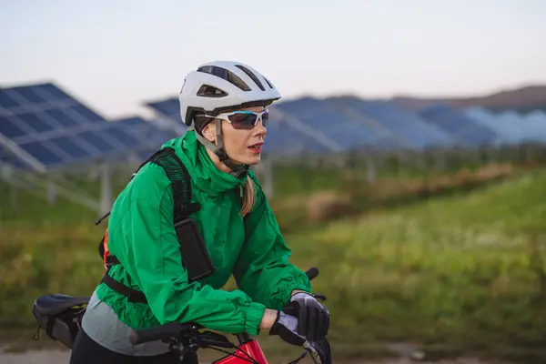 Portrait Beautiful Cyclist Standing Front Solar Panels Solar Farm Summer — Stock Photo, Image