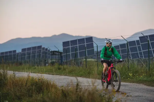 Female Cyclist Riding Front Solar Panels Solar Farm Summer Bike — Stock Photo, Image