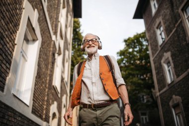 Sokaktaki son sınıf öğrencisini yakından çek. Yaşlı havalı adam dışarıda müzik dinliyor, eğleniyor. Yürekten genç bir ihtiyarın düşüncesi..