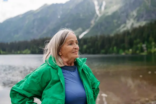 Porträtt Vacker Äldre Kvinna Höstens Natur Senior Turist Känsla Nöjd — Stockfoto