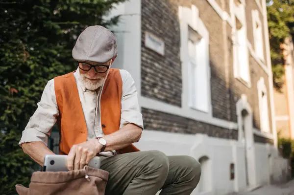 Portrét Staršího Muže Sedícího Chodníku Městě Portrét Staršího Muže Hledajícího — Stock fotografie