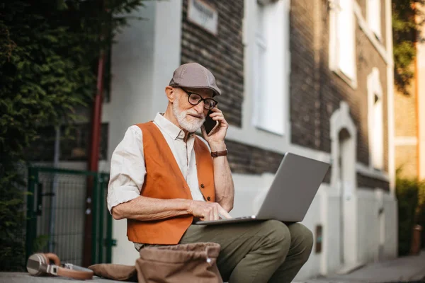 Homem Sênior Sentado Passeio Rua Trabalhando Seu Laptop Livre Retrato — Fotografia de Stock