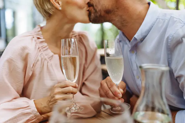 ロマンチックなデートで レストランで美しいカップルを閉じます 妻と夫がキスし レストランのパティオでロマンチックな瞬間を過ごす — ストック写真