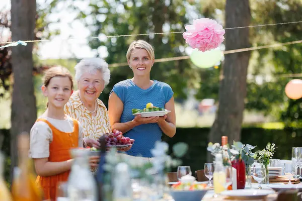 Großmutter Mutter Und Tochter Decken Tisch Für Sommerliches Gartenfest Drei — Stockfoto