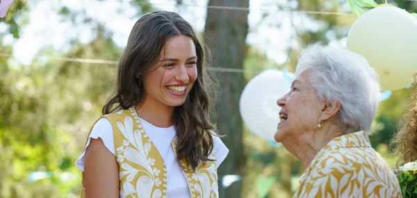 Зрелая Внучка Бабушка Воссоединяются После Долгого Времени Разговаривая Веселясь Семейное — стоковое фото