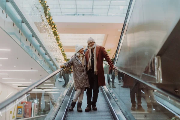 Couple Aîné Sur Escalier Roulant Dans Centre Commercial Achats Noël — Photo