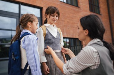 Çalışkan, hırslı bir anne kızlarını okula hazırlıyor okul binasının önünde onlara veda ediyor ve işe gidiyor. Kadınlar için iş-yaşam dengesi kavramı.