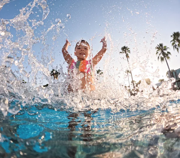Kleines Mädchen Planscht Pool Spielt Wasser Und Hat Spaß Strandurlaub — Stockfoto