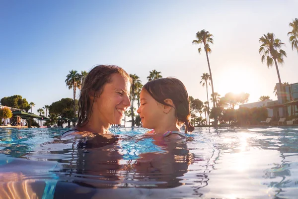 Mother Teaching Her Daughter Swim Pool Summer Vacation Mother Daughter — Stock Photo, Image