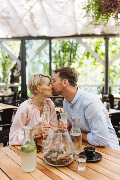 Primer Plano Hermosa Pareja Restaurante Una Cita Romántica Esposa Marido —  Fotos de Stock