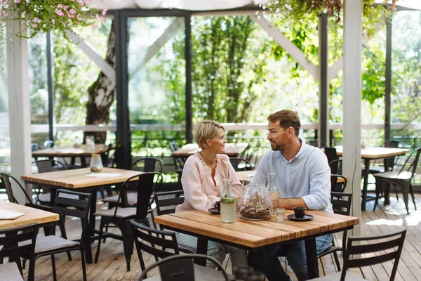 Romantik Bir Randevuda Restoranda Güzel Bir Çift Karı Koca Öpüşüyor — Stok fotoğraf