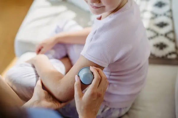 Şeker Hastası Bir Kızın Koluna Sürekli Glikoz Monitörü Sensörü Takın — Stok fotoğraf