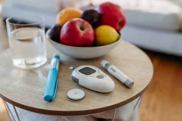Primo Piano Delle Forniture Diabete Dispositivi Sul Tavolo Monitoraggio Continuo — Foto Stock