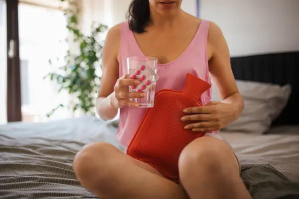 Een Vrouw Thuis Die Lijdt Aan Menstruatiepijn Die Pijnstillers Neemt — Stockfoto