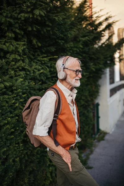 Portret Starszego Pana Ulicy Rękami Kieszeniach Starszy Chłop Słuchający Muzyki — Zdjęcie stockowe