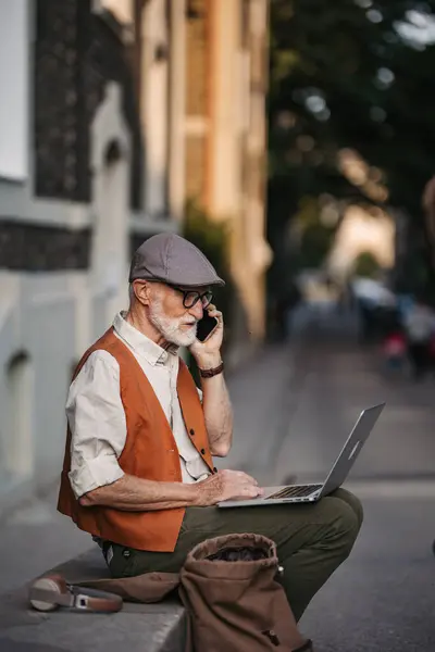 Starszy Pan Siedzi Ulicy Pracuje Laptopie Zewnątrz Portret Starszego Mężczyzny — Zdjęcie stockowe