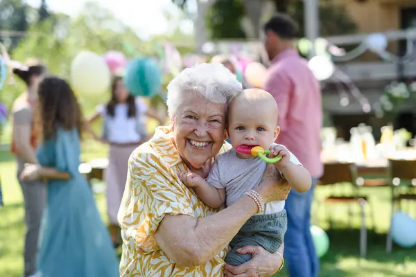 Porträtt Gammelmormor Som Håller Ett Litet Barn Sina Armar Familjesommarfest — Stockfoto