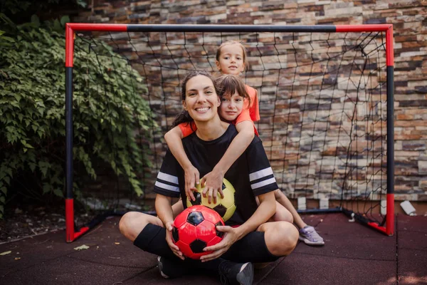 Mamma Spiller Fotball Med Døtrene Kledd Fotballdrakter Familien Fotballag Morsomme – stockfoto