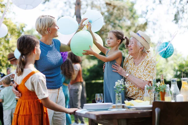 おばあちゃん お母さんと娘が夏の庭のパーティーに飾ってくれました 家族の3世代の女性 ランタン デコレーション 家族の集まりの準備をする — ストック写真