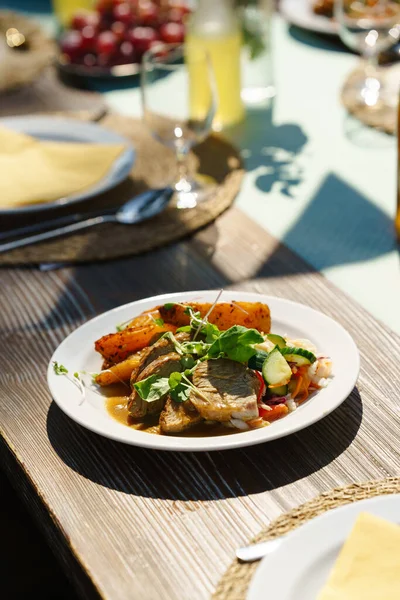 美味的烤食物 盘子里放新鲜蔬菜沙拉 为花园宴会准备饭菜和点心 户外烧烤或烧烤派对 — 图库照片
