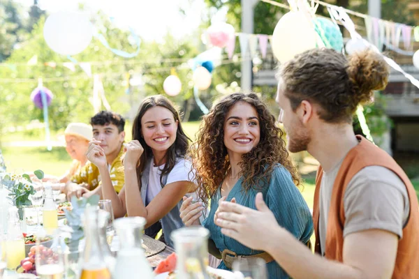 Amigos Conversando Rindo Divertindo Mesa Festa Durante Uma Festa Jardim — Fotografia de Stock