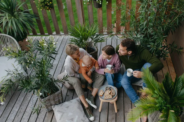 Vista Superior Familia Tomando Aperitivo Aire Libre Patio Del Jardín —  Fotos de Stock