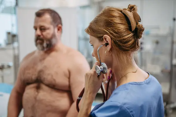 Female Doctor Listening Heartbeats Rhytm Overweight Patient Using Stethoscope Obesity — Stock Photo, Image