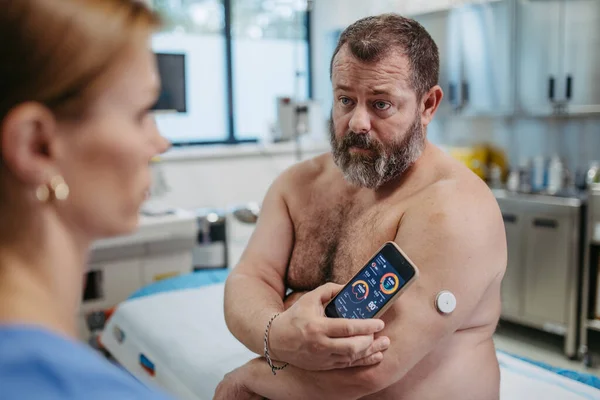Der Arzt Verbindet Den Patienten Kontinuierlich Mit Dem Smartphone Seinen — Stockfoto