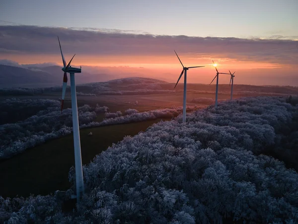 Luchtlandschapsfotografie Van Zonsopgang Boven Met Vorst Bedekte Natuur Met Windturbines — Stockfoto