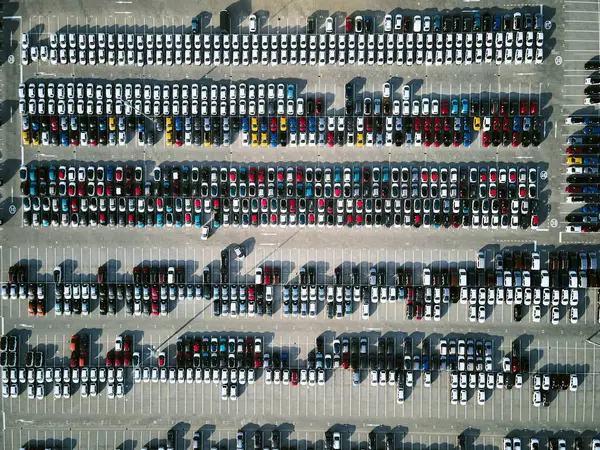Luchtfoto Van Massale Parkeerplaats Bij Een Autofabriek Met Nieuw Geproduceerde — Stockfoto