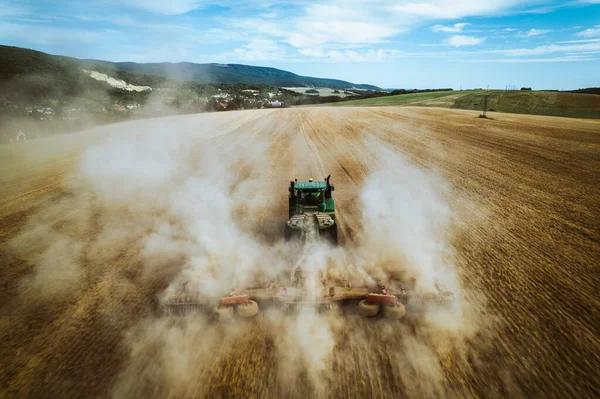 Sahada Çalışan Bir Traktörün Hava Görüntüsü Endüstriyel Çiftliklerin Tarım Ekimi — Stok fotoğraf