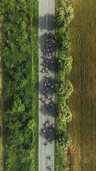Widok Góry Wyścigi Rowerowe Profesjonalni Rowerzyści Drodze Upalny Letni Dzień — Zdjęcie stockowe