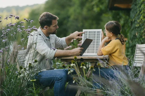 Padre Enseñando Hija Sobre Paneles Solares Fotovoltaica Mostrando Sus Resultados —  Fotos de Stock