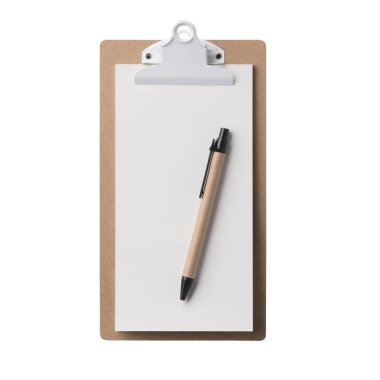 Kalemli küçük kahverengi pano. Pano, kağıtlı yazı tahtası. Gerçekçi, fotoğrafçılık, beyaz arka planda izole edilmiş..