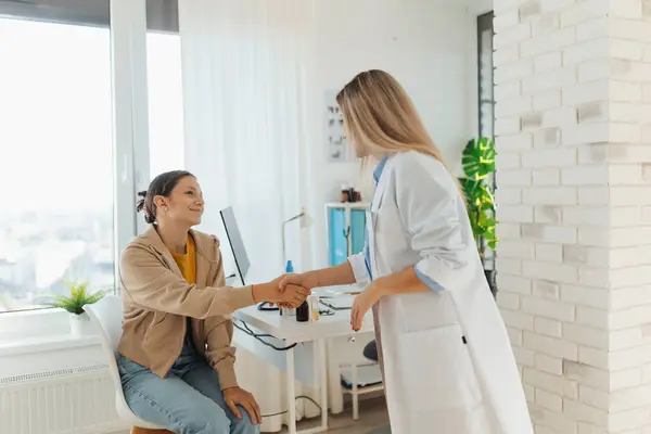 Teenage Patient Arriving Appointment Doctor Shaking Hands Female Pediatrician Physician — Stock Photo, Image