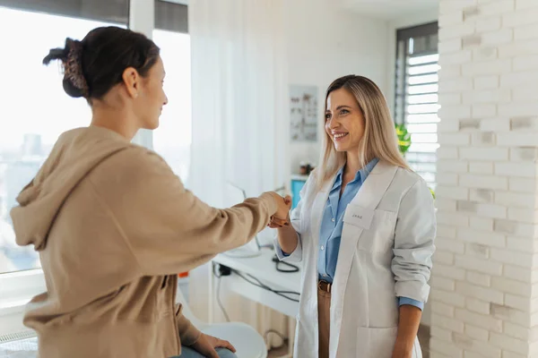 Teenage Patient Arriving Appointment Doctor Shaking Hands Female Pediatrician Physician — Stock Photo, Image