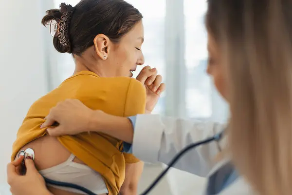 Doktorn Lyssnar Flickandning Hjärtslag Med Stetoskop Tonårsflicka Besöker Barnläkare För — Stockfoto