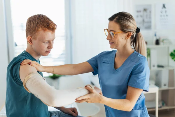 Doctor Checking Orthopedic Cast Brace Teenage Patients Broken Arm Teenage — Stock Photo, Image